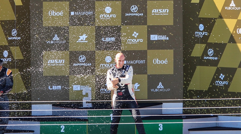 podio pessoa a abrir champanhe